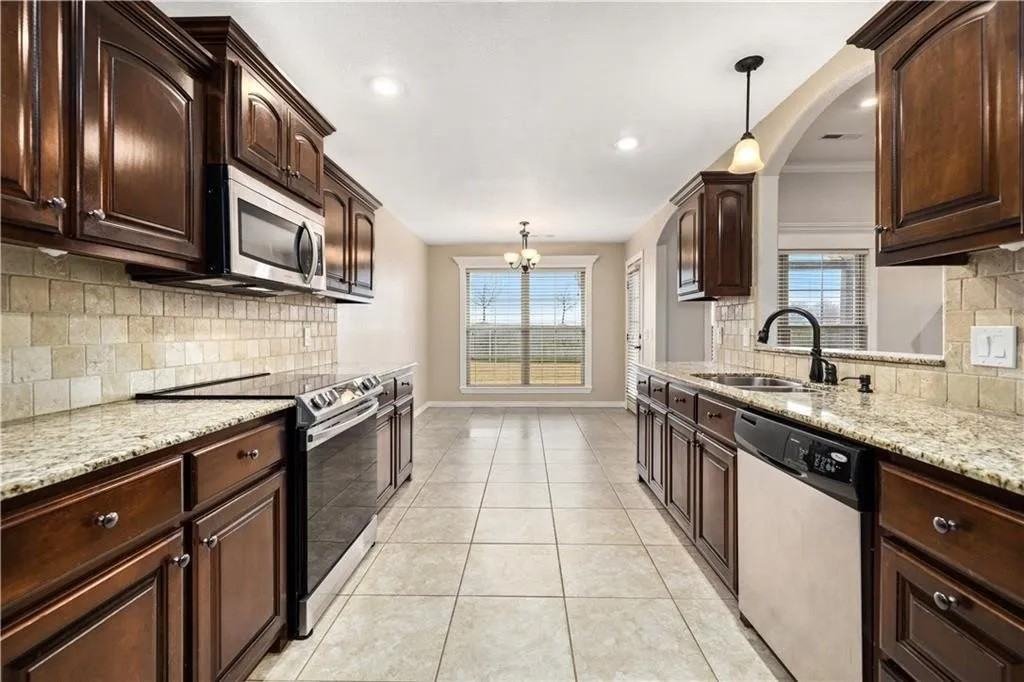 3907 Sw Flatrock Ave #NA - Photo 3 of 4