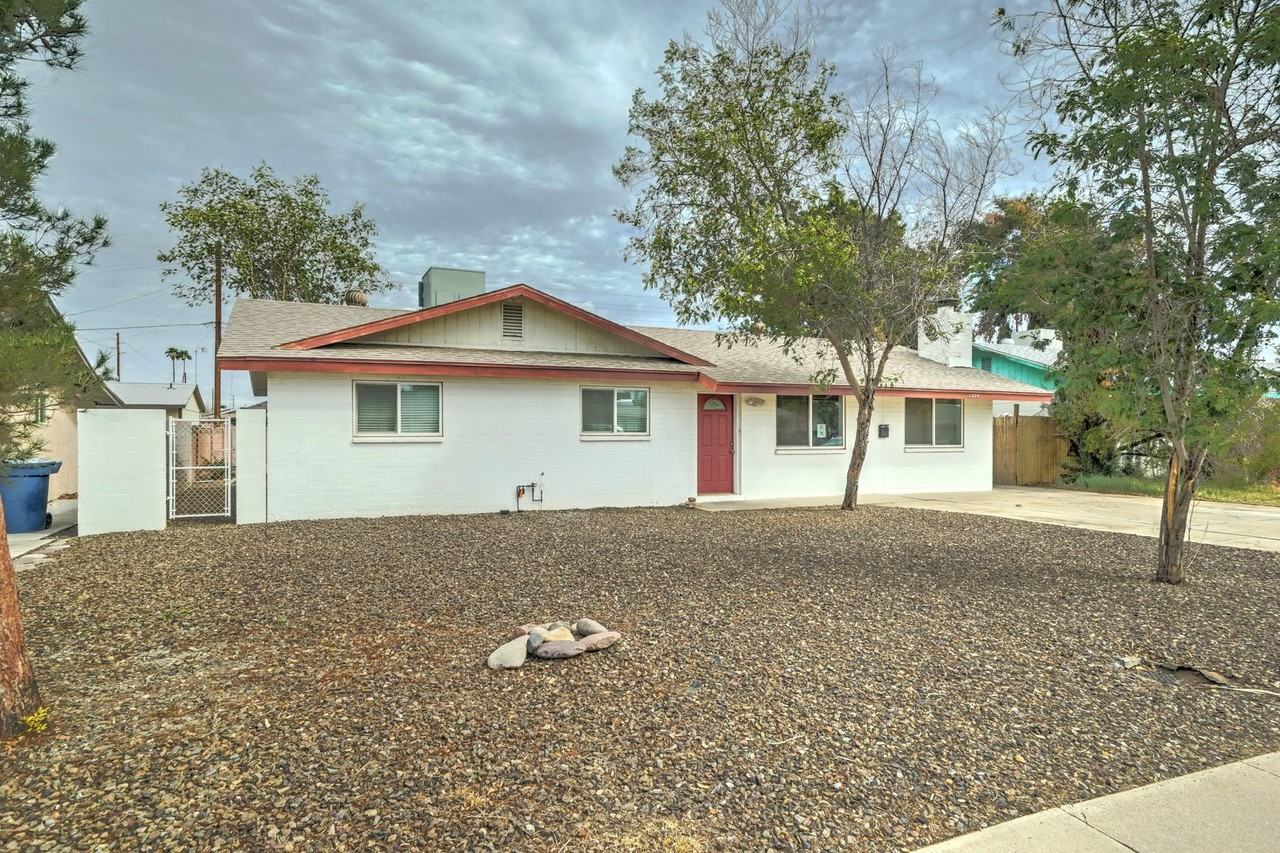 1374 W 14th St - Photo 4 of 34