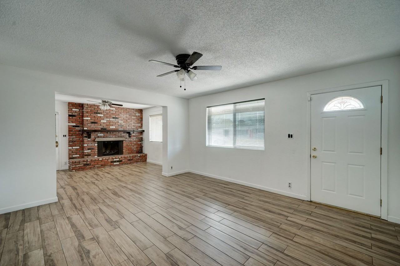 1374 W 14th St - Photo 5 of 34