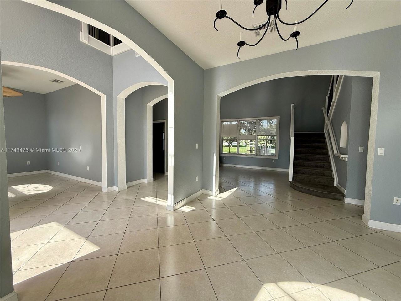 2132 Sw 118th Ave - Photo 3 of 8