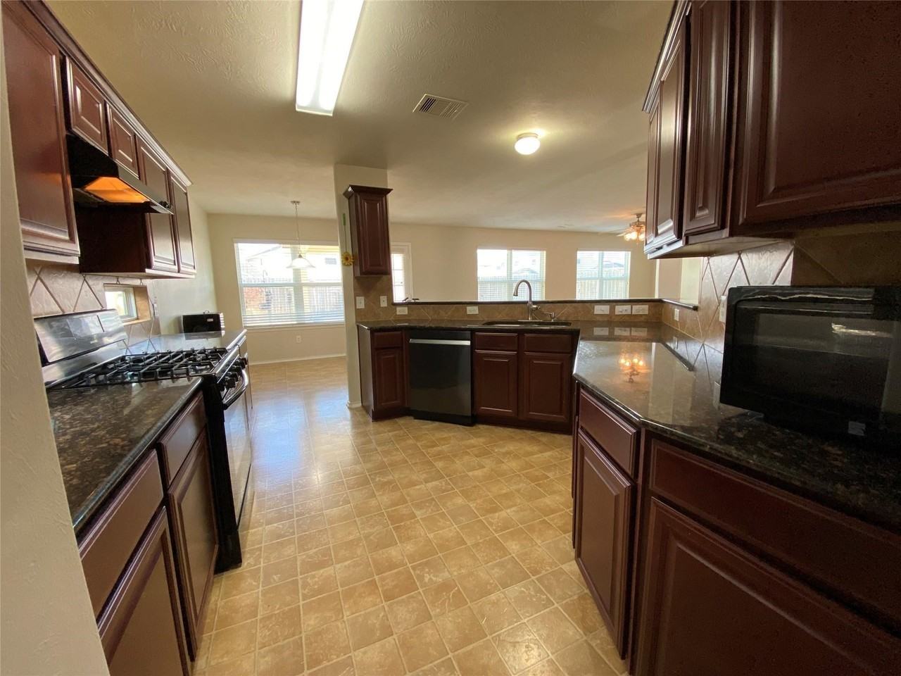 1515 Daffodil Rd - Photo 4 of 17