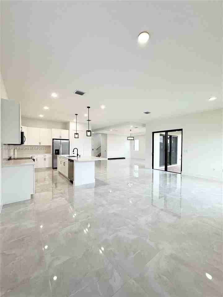 5085 Penella Avenue - Photo 4 of 50