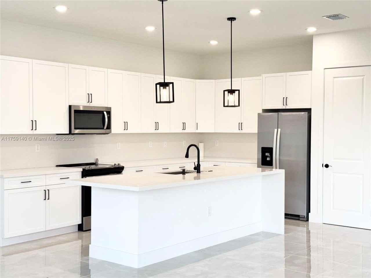 5085 Penella Avenue - Photo 5 of 50