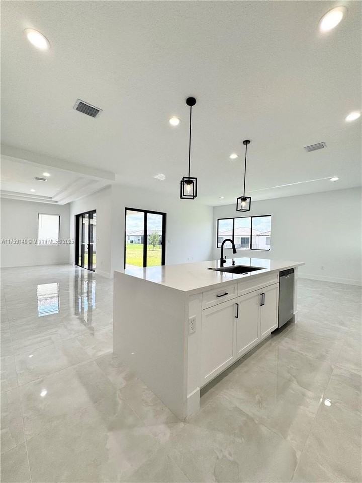 5085 Penella Avenue - Photo 6 of 50