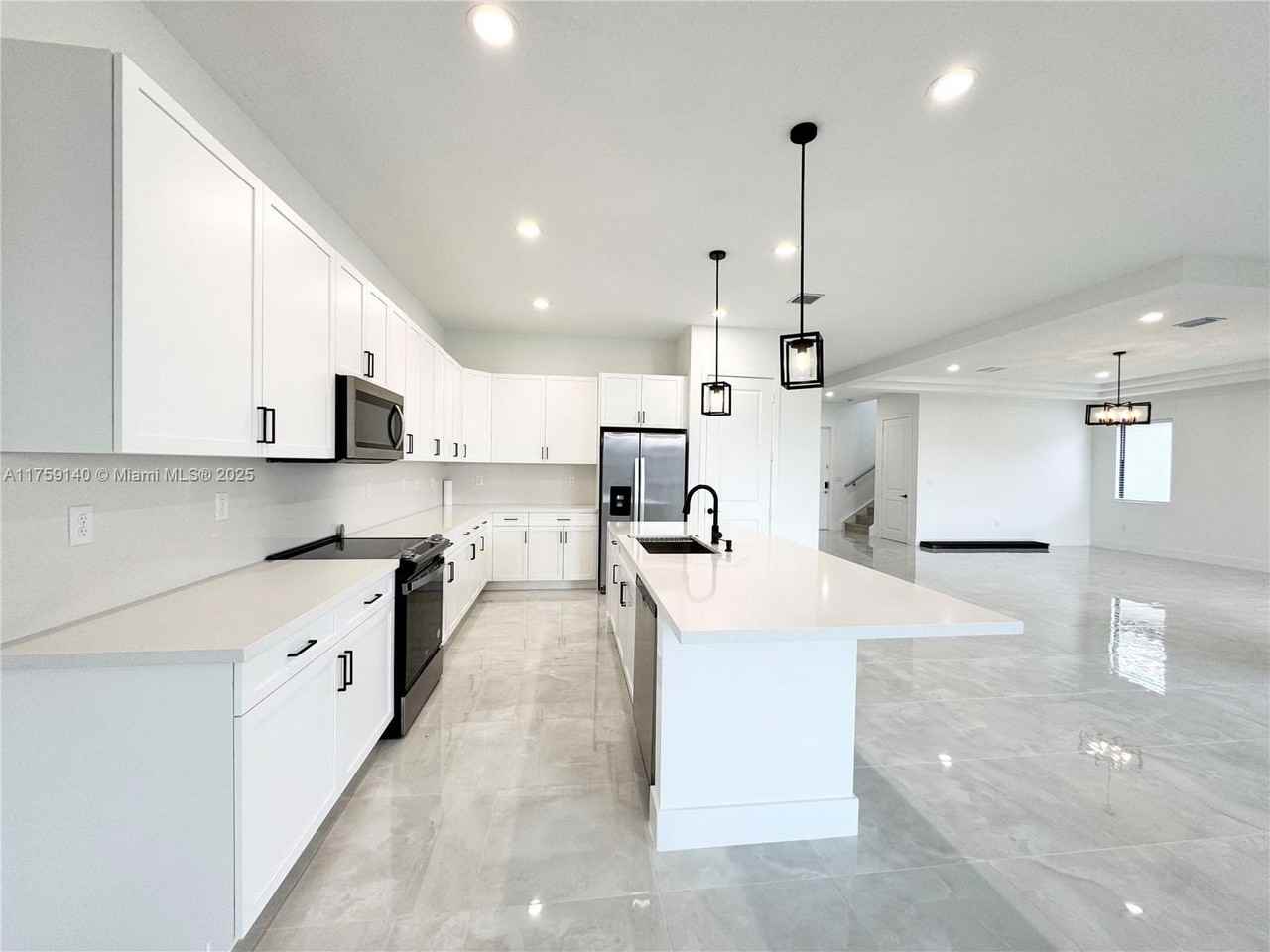 5085 Penella Avenue - Photo 7 of 50