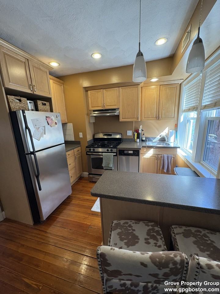 35 Salutation St #2 - Photo 4 of 9