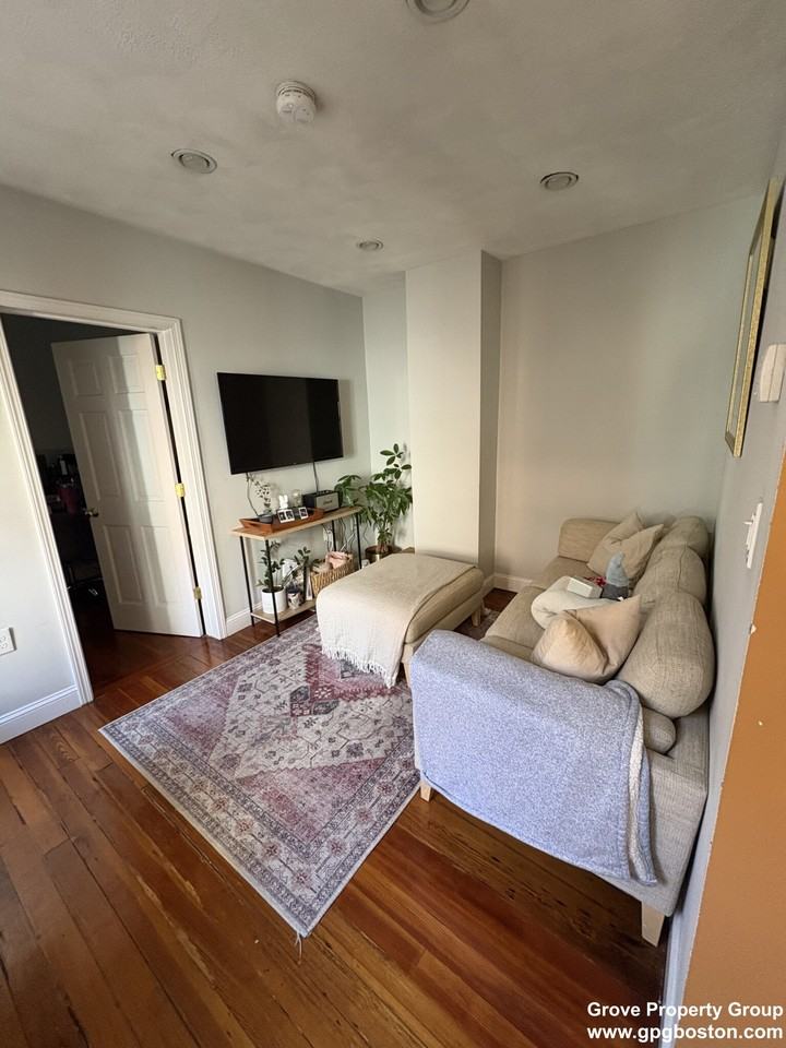 35 Salutation St #2 - Photo 6 of 9