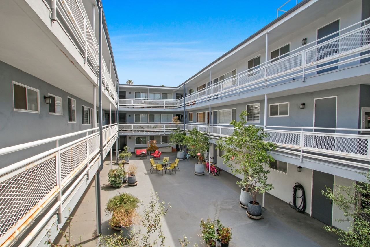 303 California Ave, 3 blocks to the beach, North of Wilshire! - Photo 2 of 2