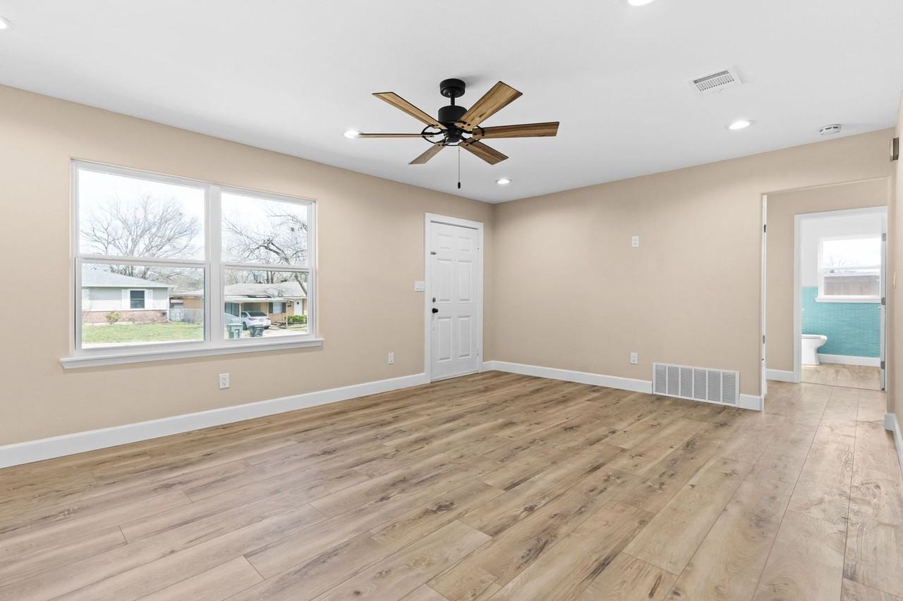 209 W Victory Ave - Photo 2 of 15