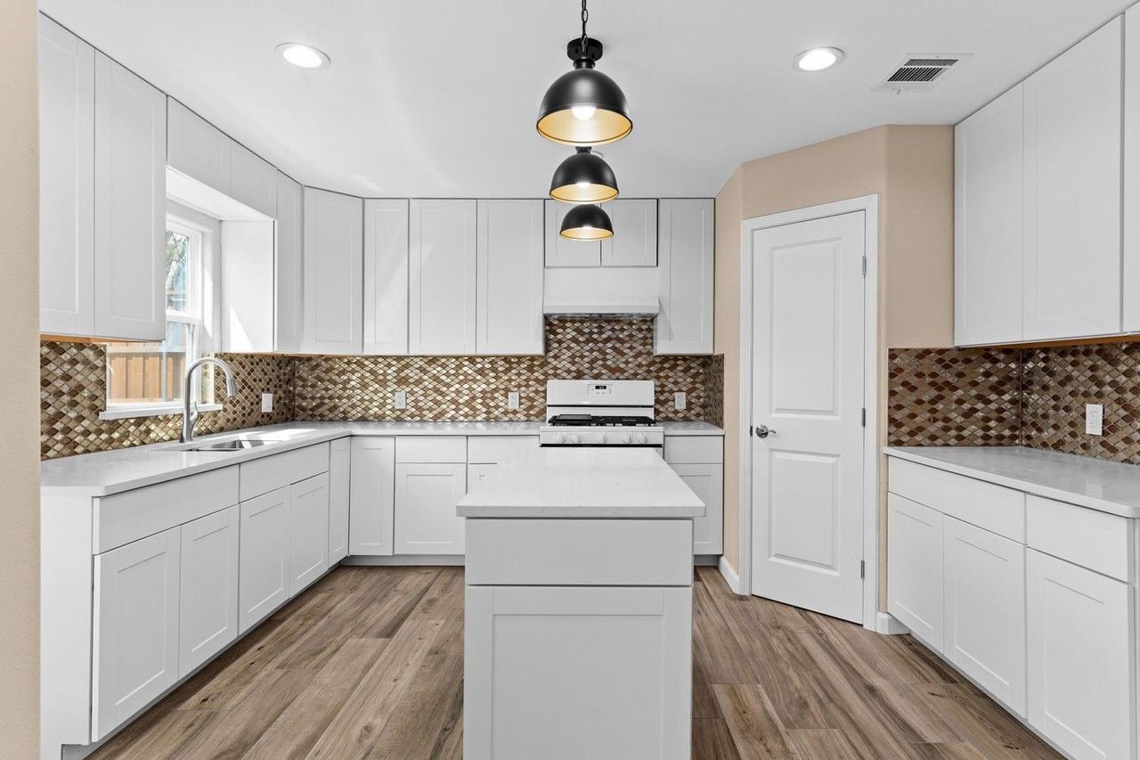 209 W Victory Ave - Photo 5 of 15