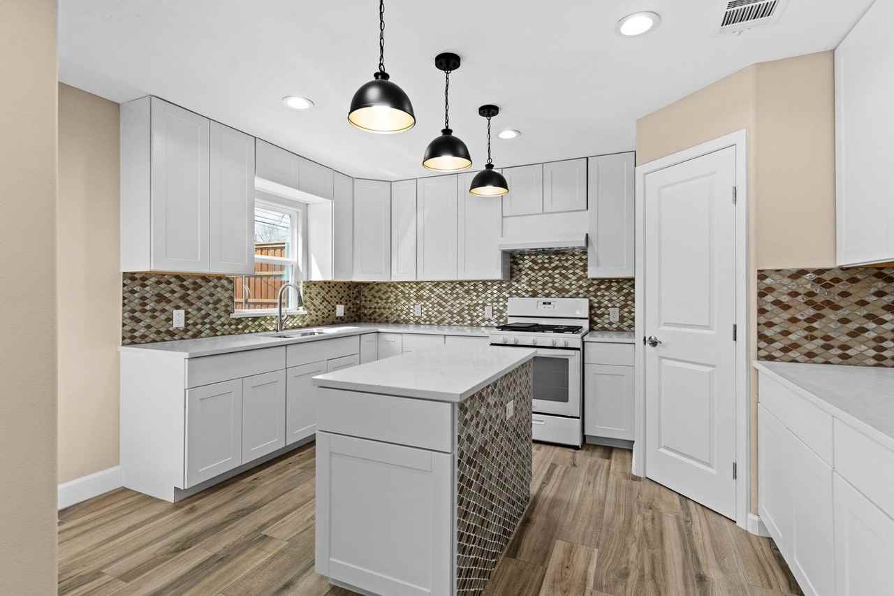 209 W Victory Ave - Photo 7 of 15