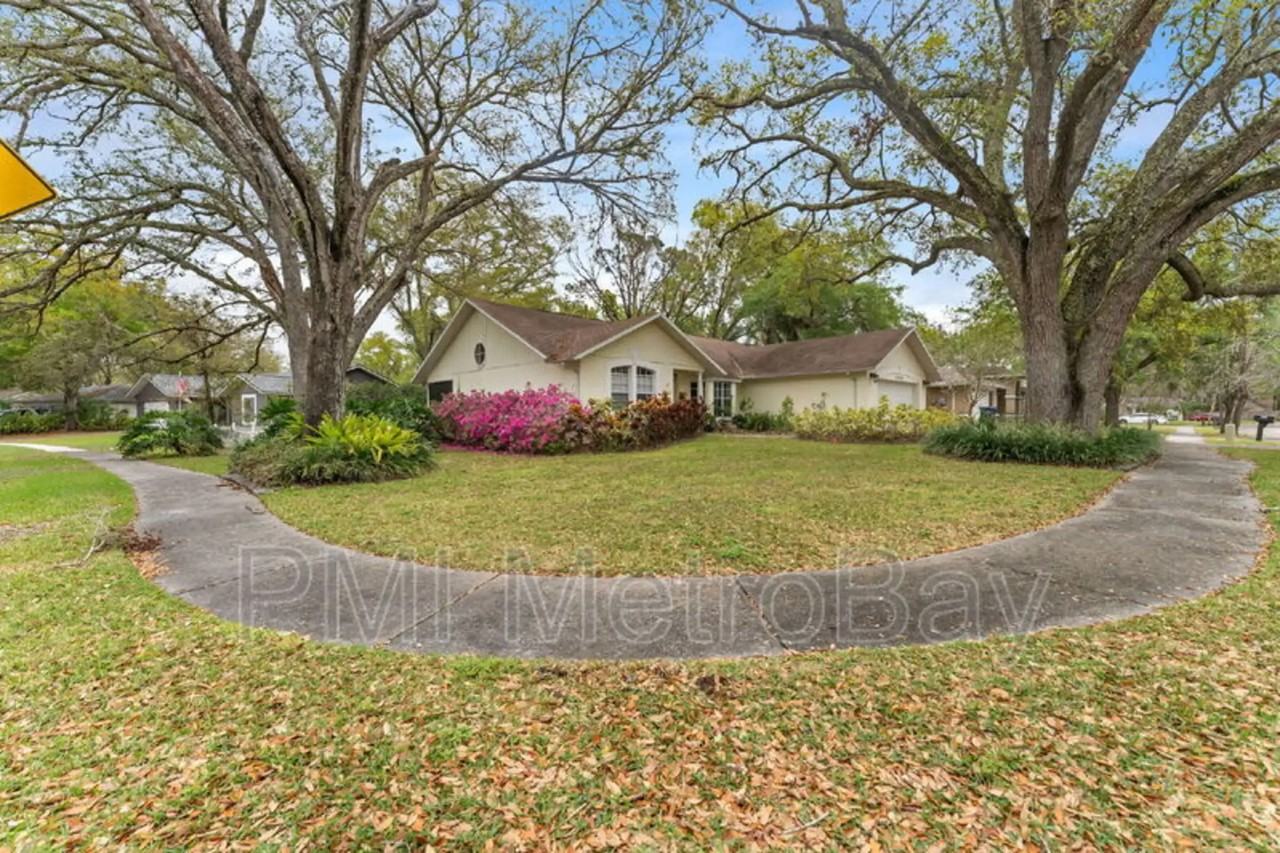 24049 Landing Dr - Photo 2 of 42