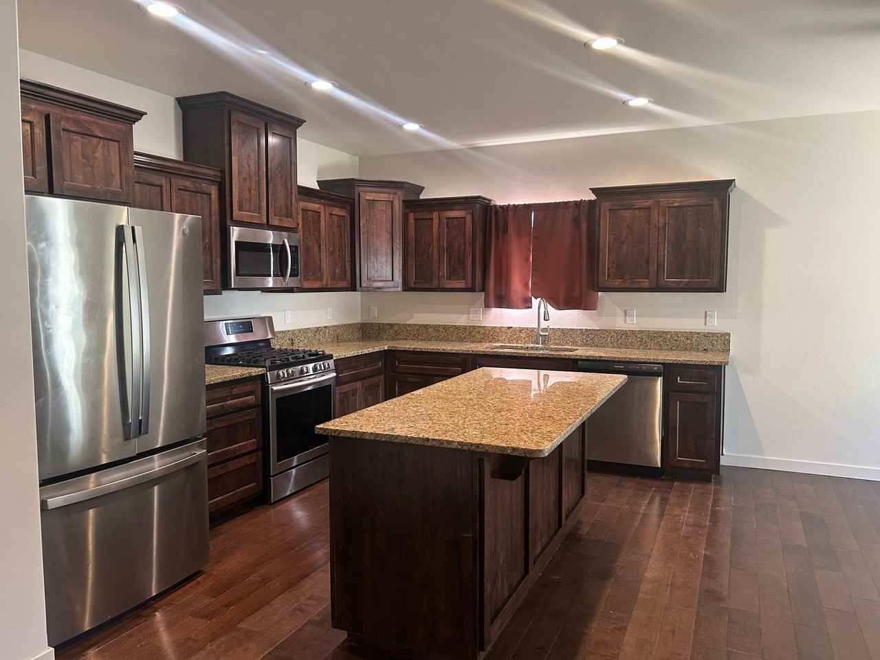 667 Liberty Dr - Photo 2 of 10