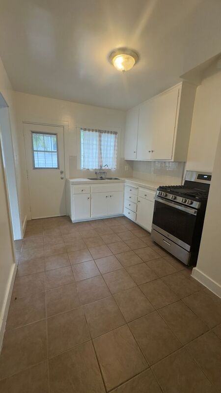 12820 Penn St - Photo 4 of 12
