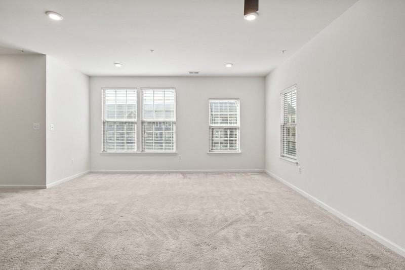 10102 Dorsey Ln - Photo 3 of 36