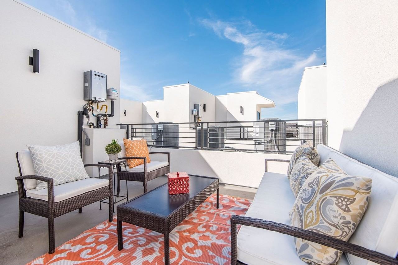 Come home to Modern Townhouse in Culver City! - Photo 6 of 11