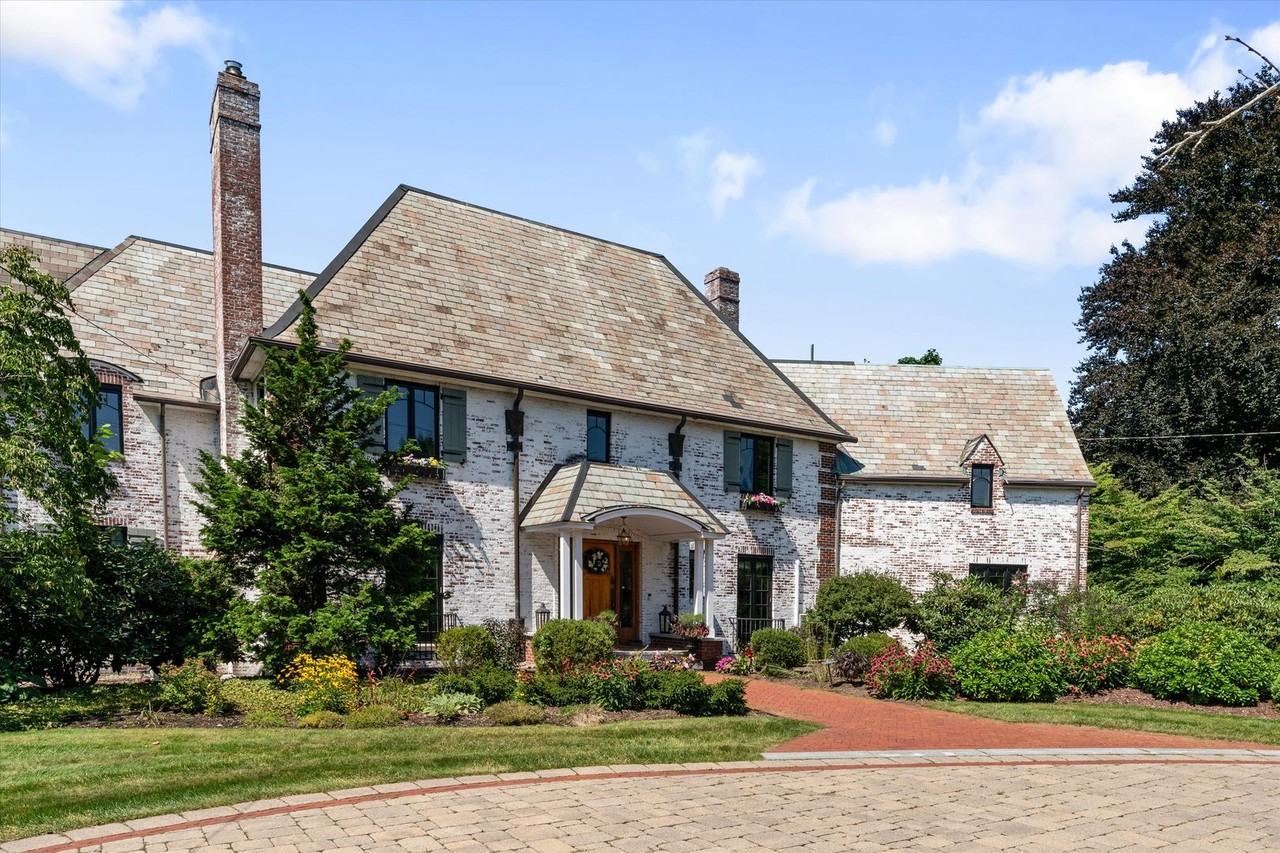 1258 Union St - Photo 2 of 50