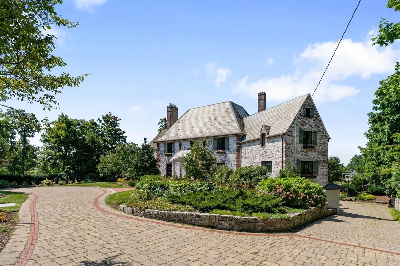 1258 Union St - Photo 3 of 50