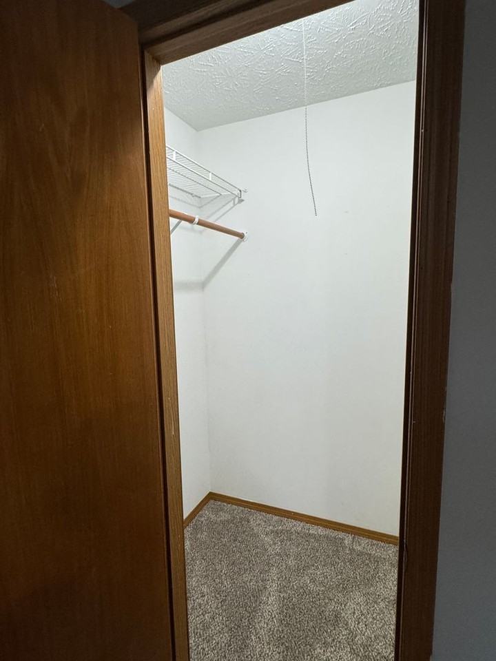 2762 W Roxbury St - Photo 3 of 22