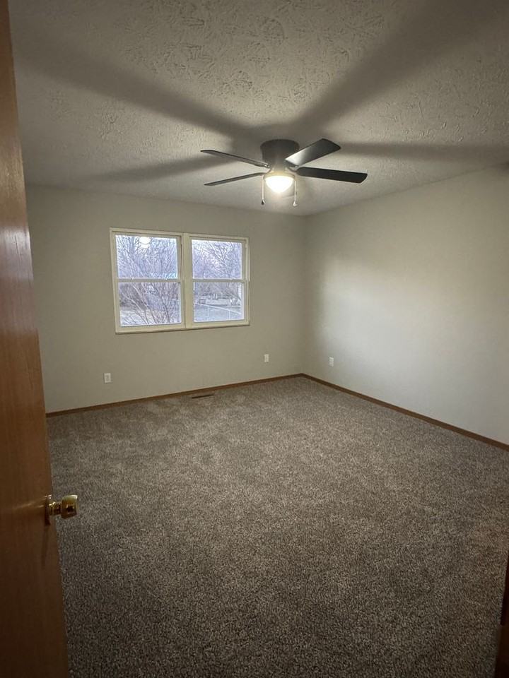 2762 W Roxbury St - Photo 4 of 22