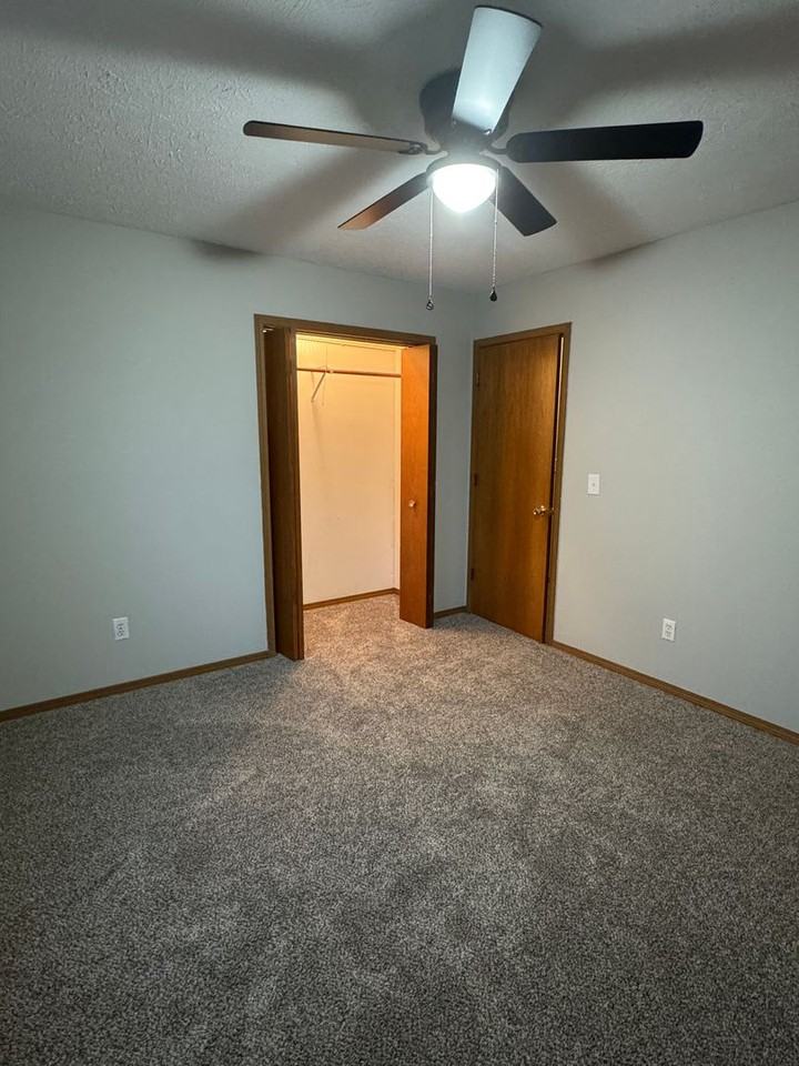 2762 W Roxbury St - Photo 6 of 22