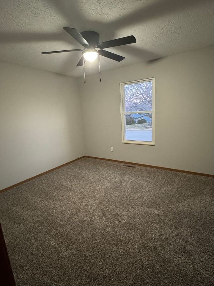 2762 W Roxbury St - Photo 7 of 22