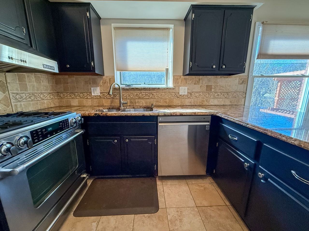 2710 Pendleton Dr - Photo 3 of 40