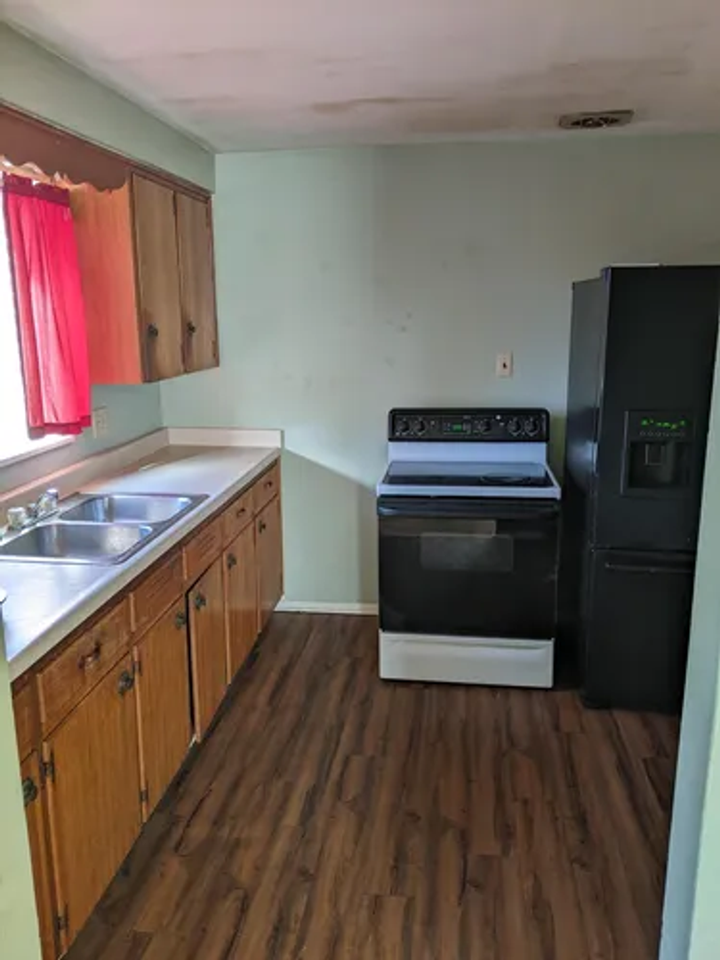 342 Laurel St - Photo 2 of 9