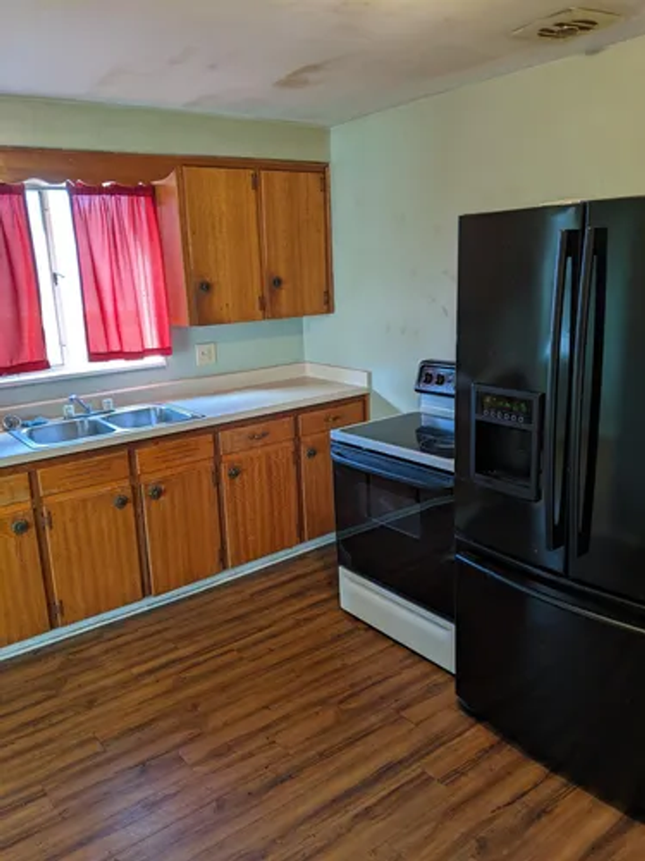 342 Laurel St - Photo 3 of 9