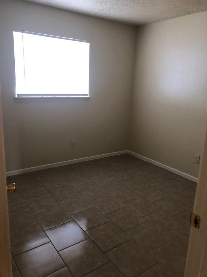 803 W Avenue E - Photo 3 of 11
