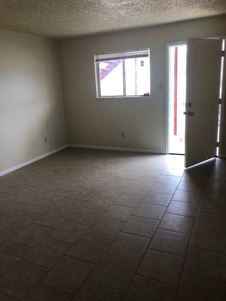 803 W Avenue E - Photo 4 of 11
