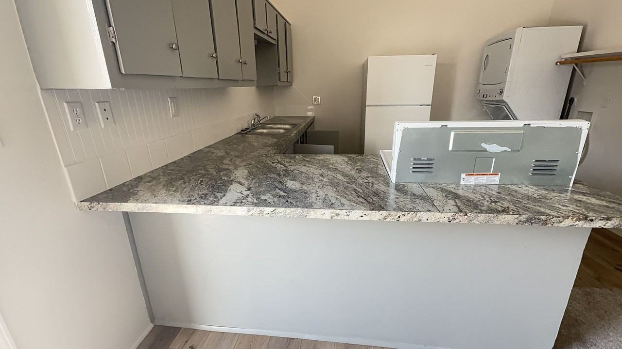 505 Hansen St E - Photo 2 of 15