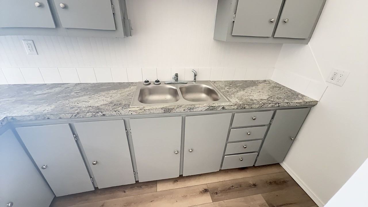 505 Hansen St E - Photo 3 of 15