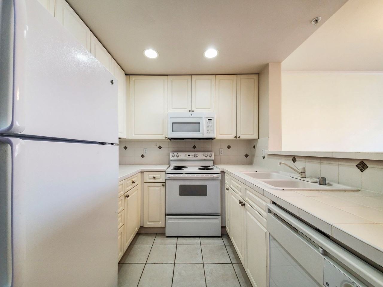 4343 Roosevelt Way Ne - Photo 5 of 10