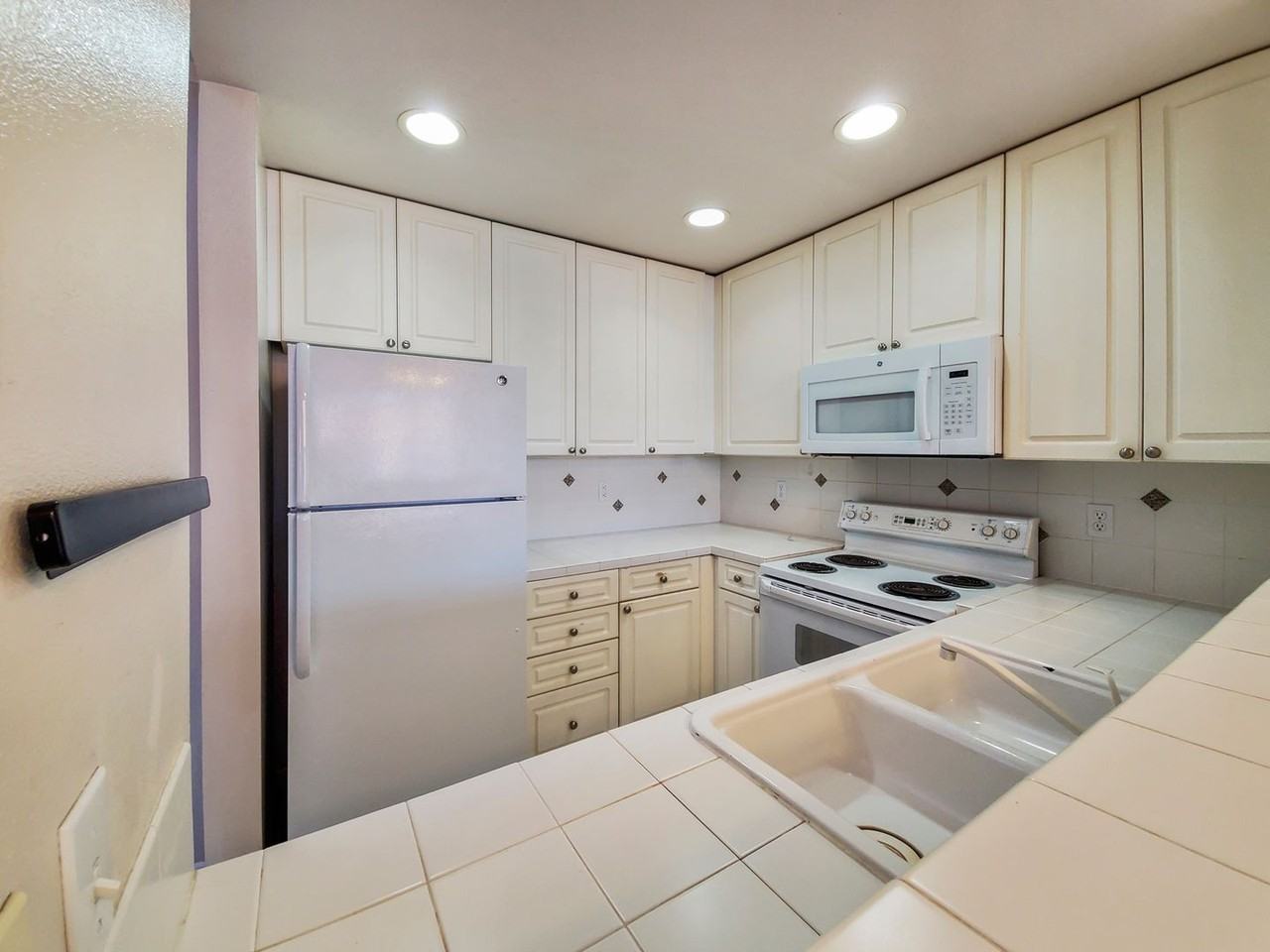 4343 Roosevelt Way Ne - Photo 6 of 10