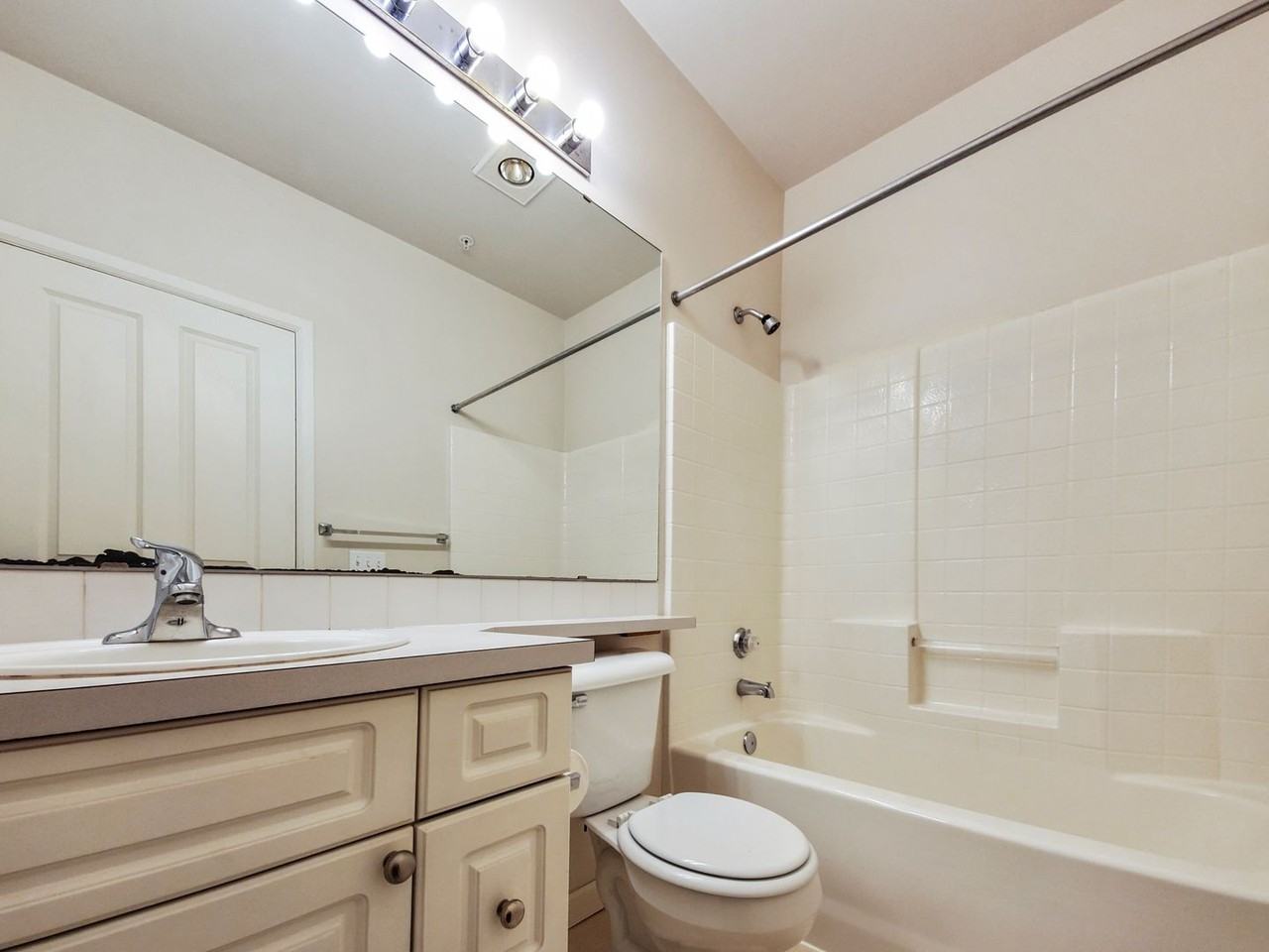 4343 Roosevelt Way Ne - Photo 7 of 10