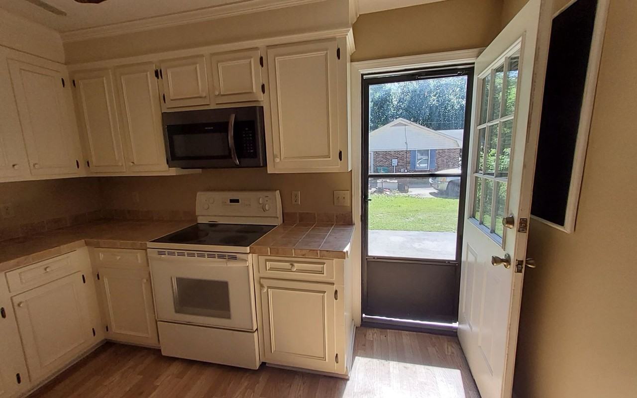 2099 Pinewood Rd - Photo 4 of 10