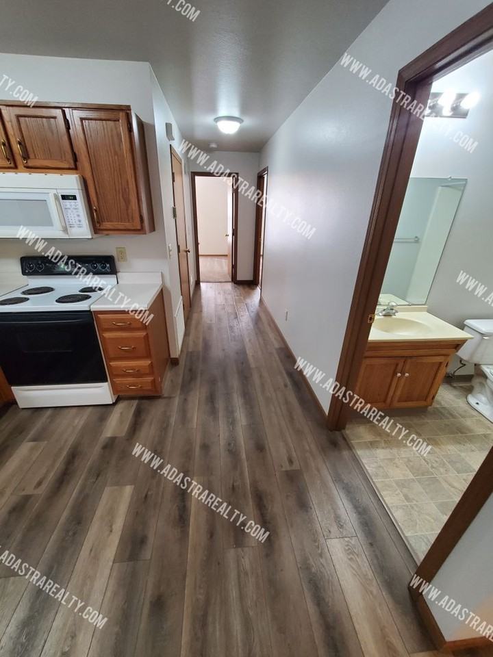 218 N Crest Dr - Photo 2 of 15