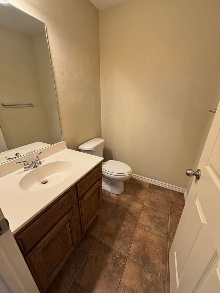 11026 Rose Ct - Photo 4 of 17