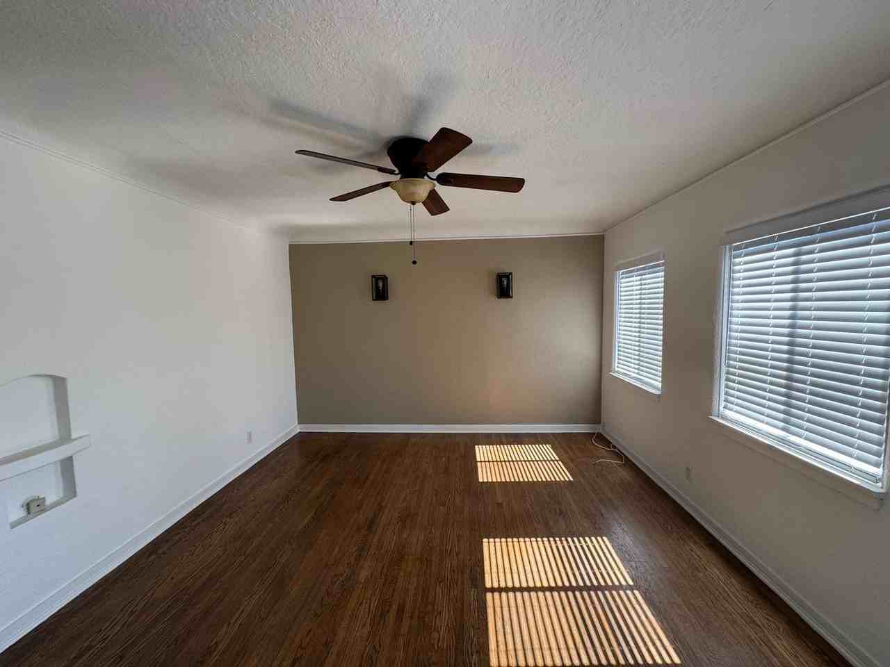 2065 1/2 W Carson St - Photo 2 of 9