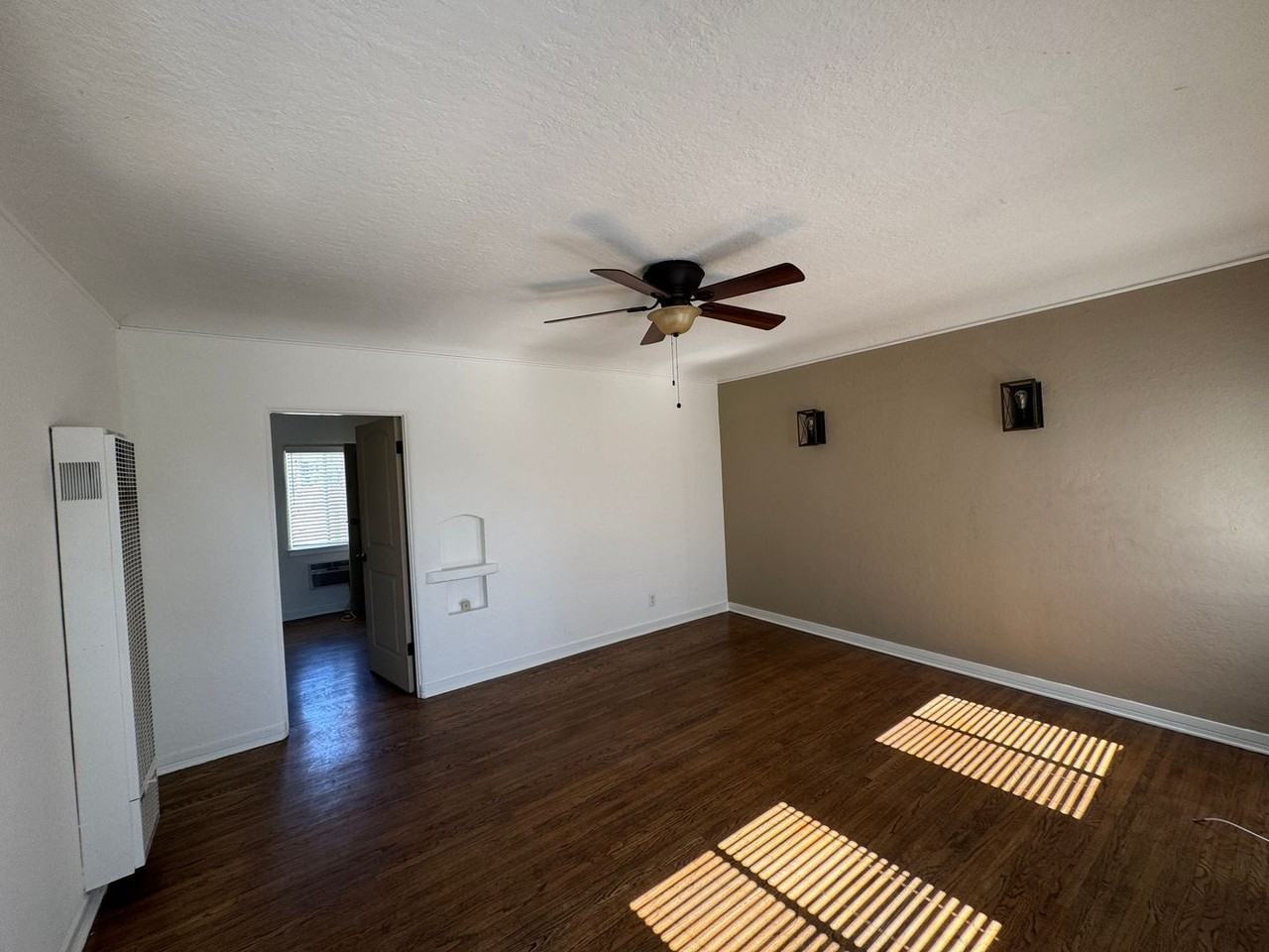 2065 1/2 W Carson St - Photo 3 of 9