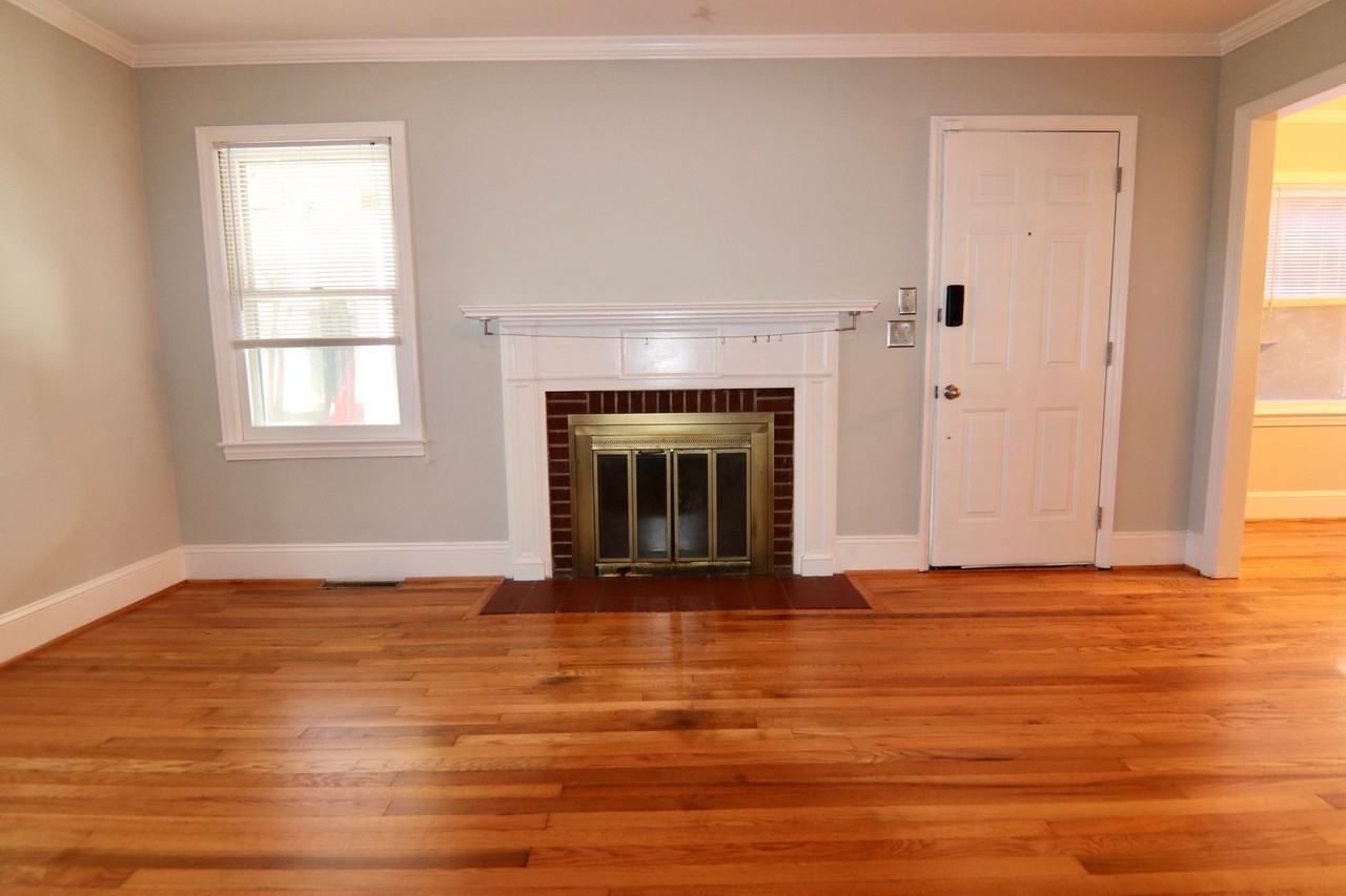 1058 Eastwood Dr - Photo 3 of 15