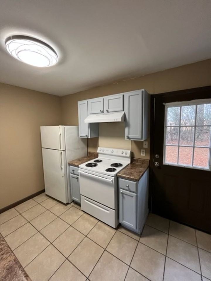 113 Briarwood Cir - Photo 3 of 11