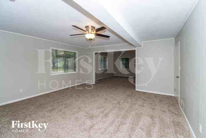 302 Woodstock Dr Sw - Photo 3 of 15