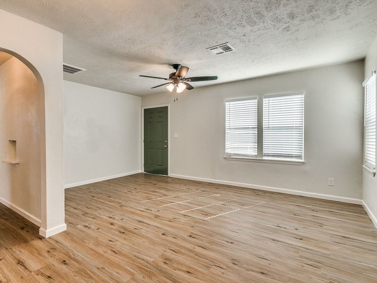 103 E Haddock St - Photo 3 of 33