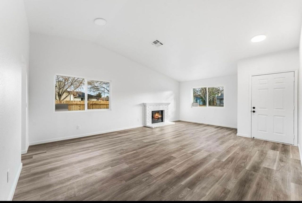 1041 Landsford St - Photo 3 of 9