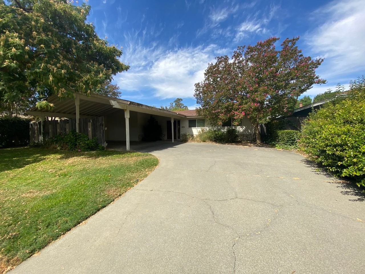 933 Acacia Ln - Photo 2 of 30