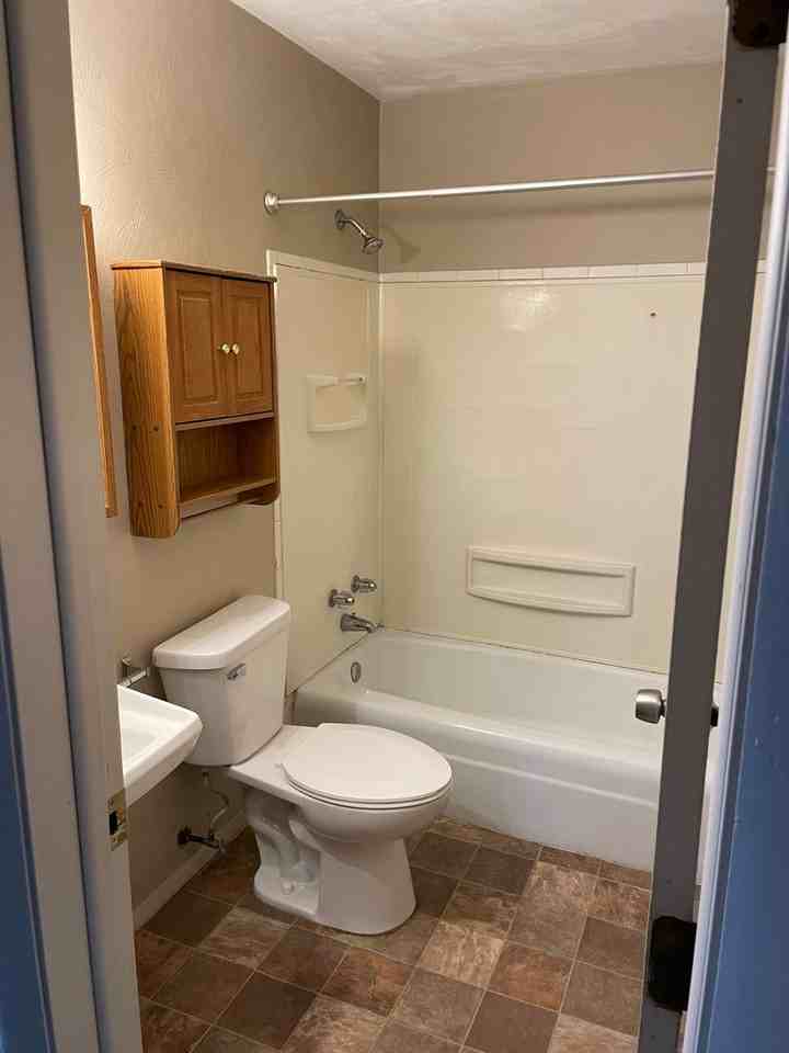 809 Rockwell Dr - Photo 3 of 7