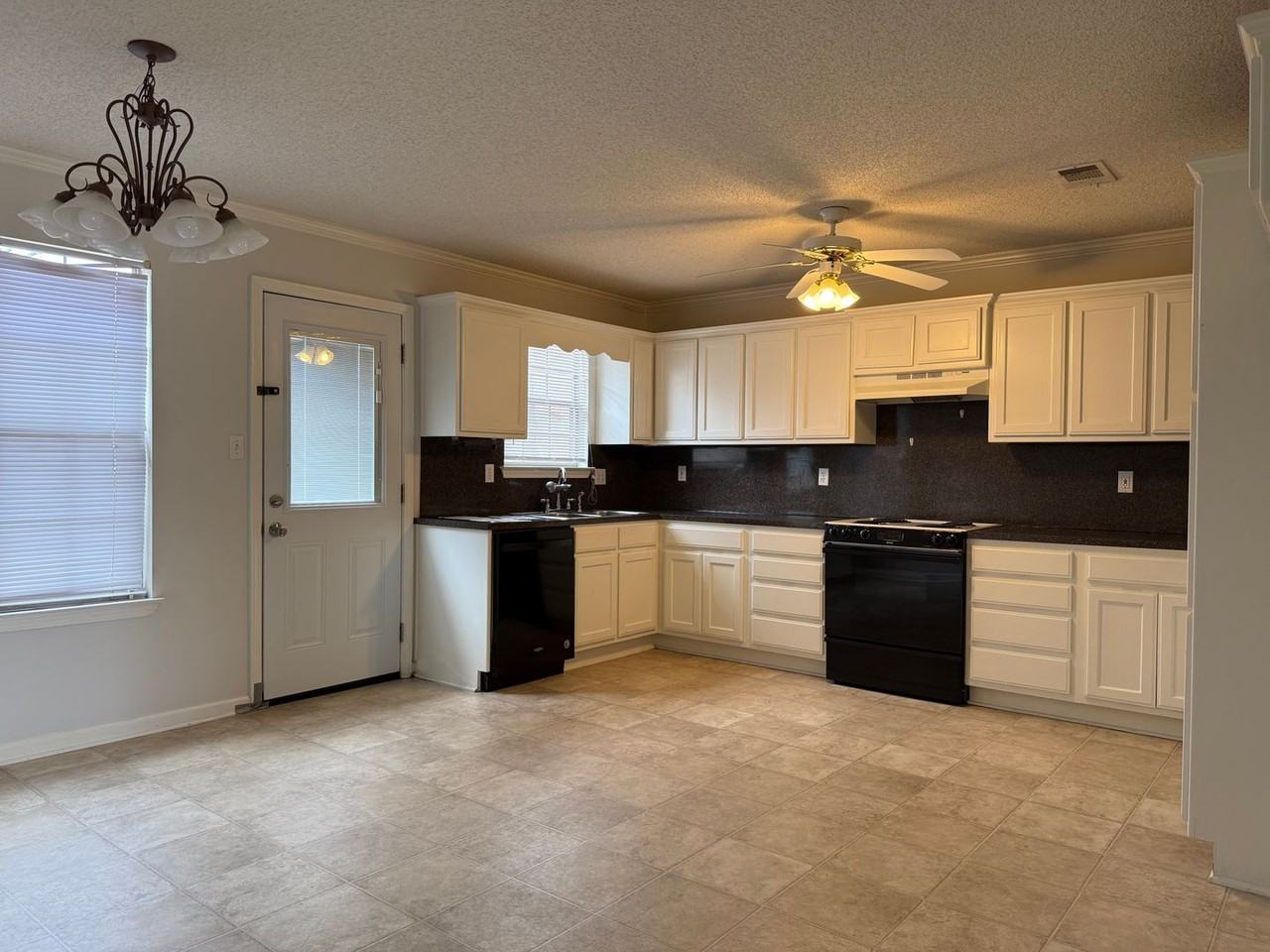 2214 Cherry Creek Cir - Photo 5 of 23