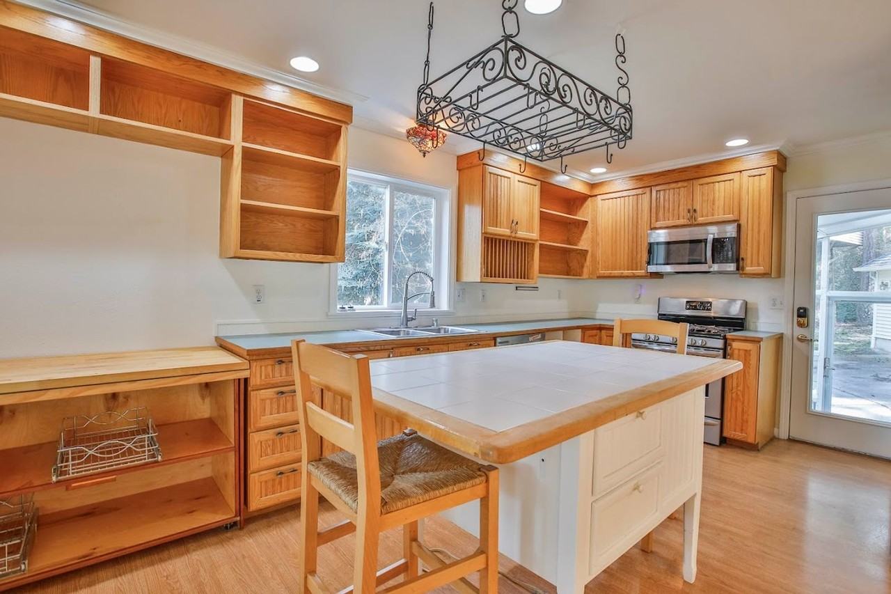 1101 Ne Moore Pl - Photo 6 of 31